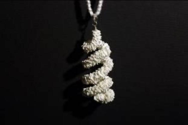 Un'altro dei bijoux di carta dell'artista veneziano