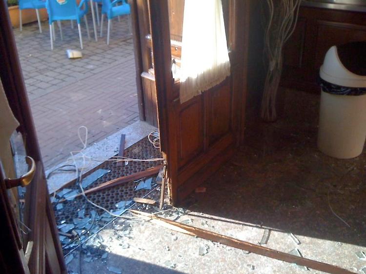 Furgone come ariete e maxi razzia