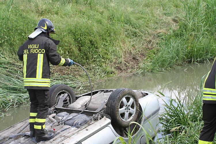Con l'auto in un fosso pieno d'acqua, 38enne viadanese salvata da tre giovani