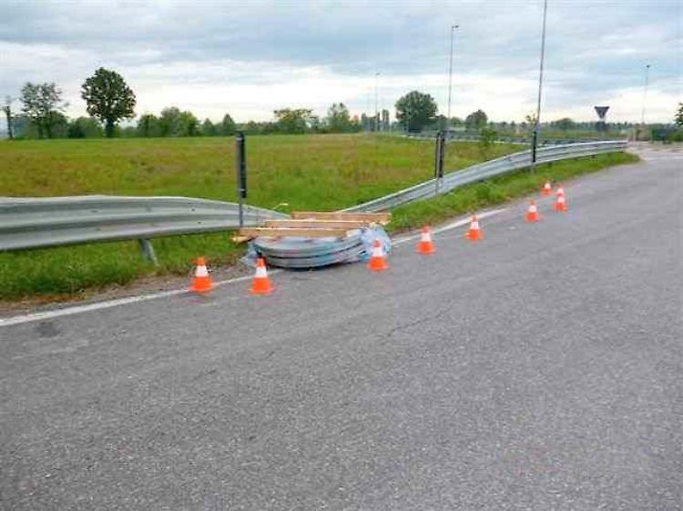 Rotonda sulla sp 10, camion perde nastri d'acciaio