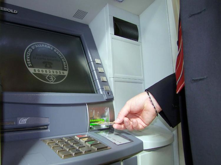 Spende 1.750 euro in 8 minuti con una carta rubata, denunciato