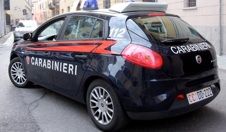 Si scaglia violentemente contro i carabinieri, arrestato