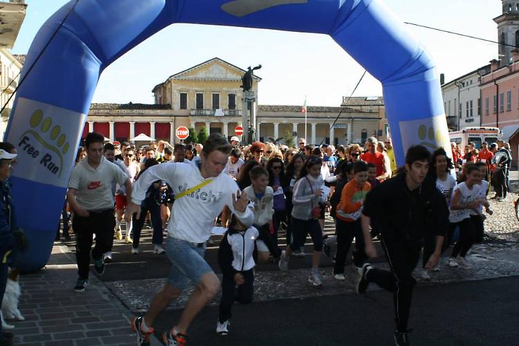 Bozzolo invasa dai podisti, in 450 alla camminata benefica