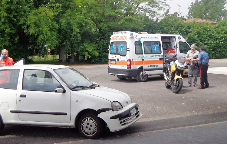 Schianto in moto, centauro si frattura una gamba