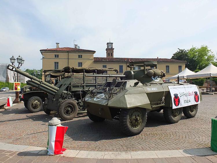 Veicoli militari in passerella
