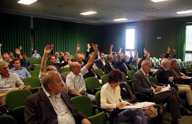 La votazione durante l'assemblea di Scrp