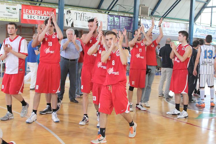 I giocatori dell'Erogasmet salutano i tifosi