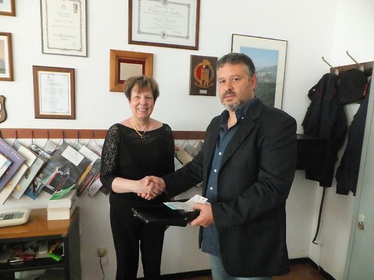Carabiniere trova 6.000 euro e li restituisce