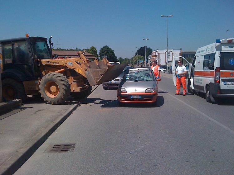 Auto contro escavatore, paura per una 77enne