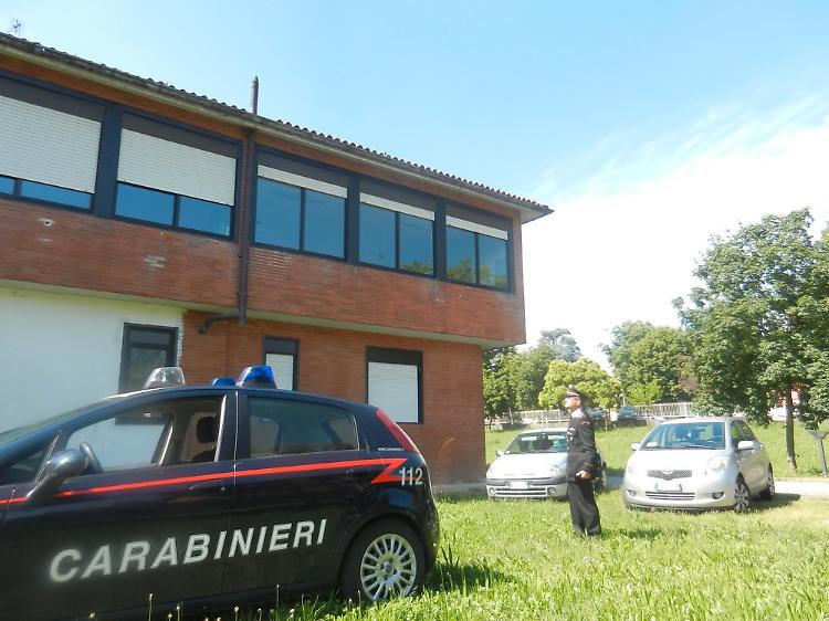 Sassi alle finestre della scuola, denuncia della preside