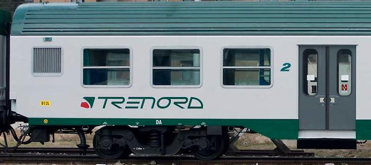 Si scatena in treno, preso e processato