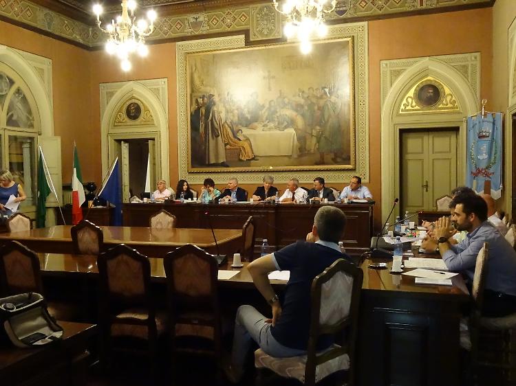 La Fondazione Genovesi aiuterà tutti i casalesi,
il Consiglio si divide