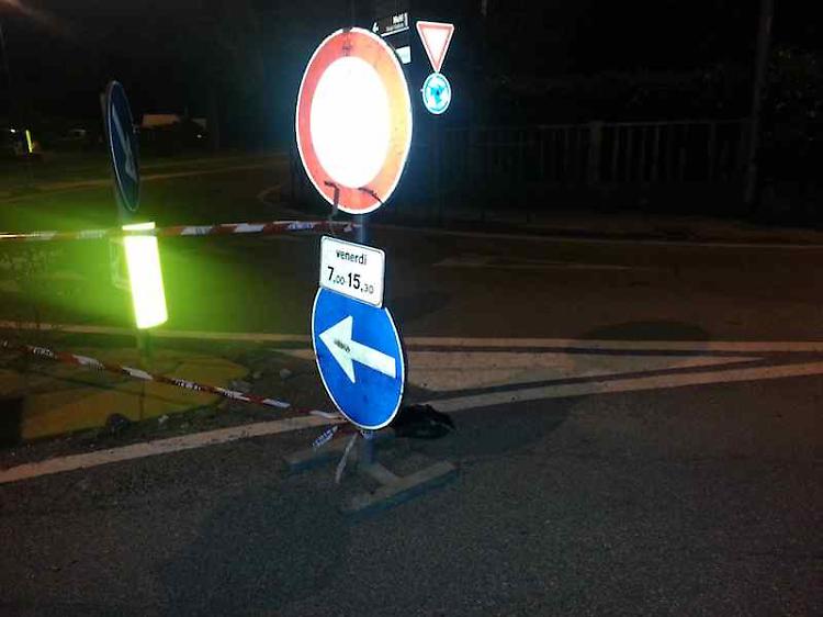 Cede la fognatura, si apre una grossa buca in via Aroldi