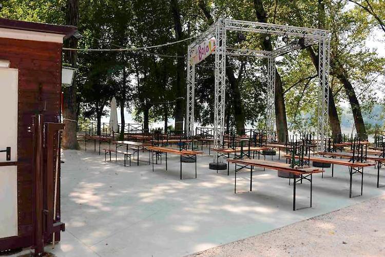 Cemento in golena, caso politico