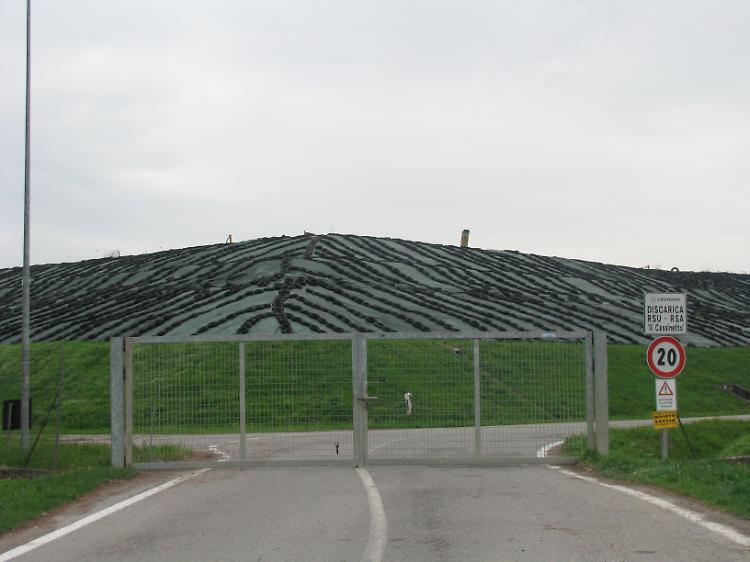 Ruba motori di frigo in discarica
