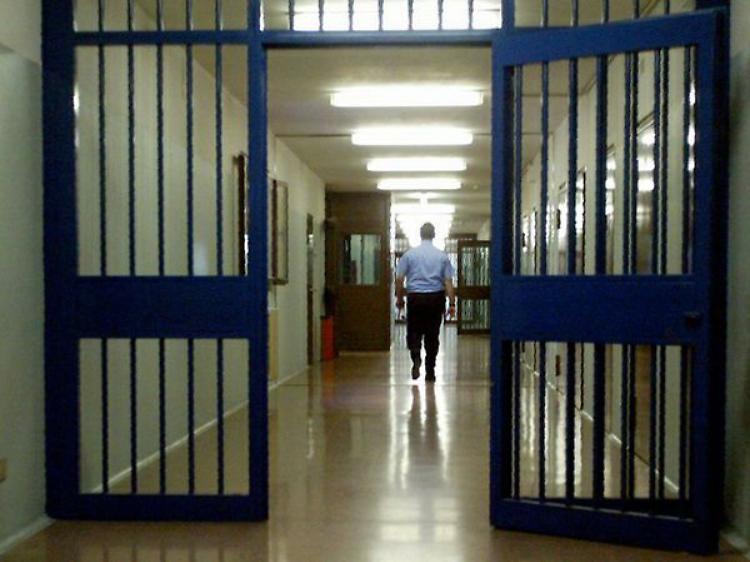 Detenuto appicca fuoco in cella a Ca' del Ferro, 3 agenti intossicati