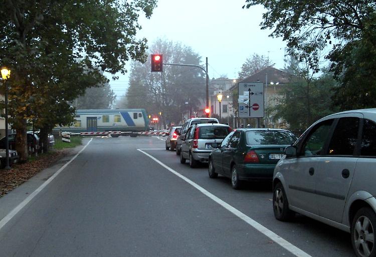 Il passaggio a livello sul viale di Santa Maria