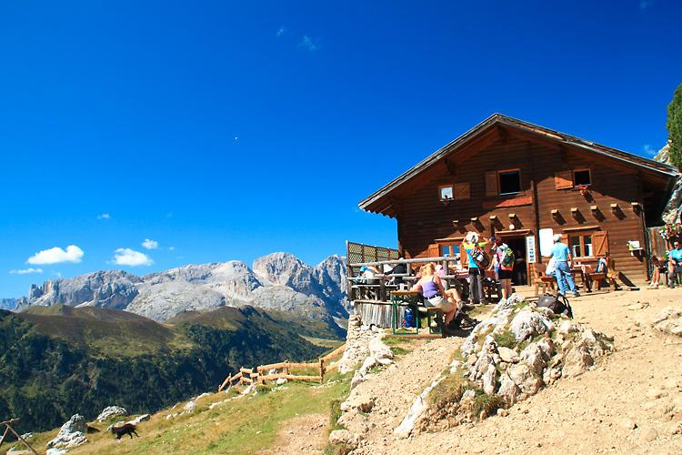 Mountain bike o trekking attraversando i quattro passi dolomitici