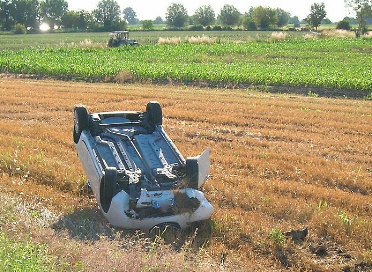 L'auto ribaltata in un campo a Monticelli