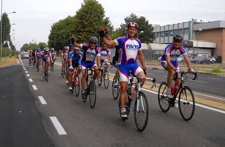 In bici a Forte dei Marmi per l'Avis Pedale Casalasco e Andrea Devicenzi