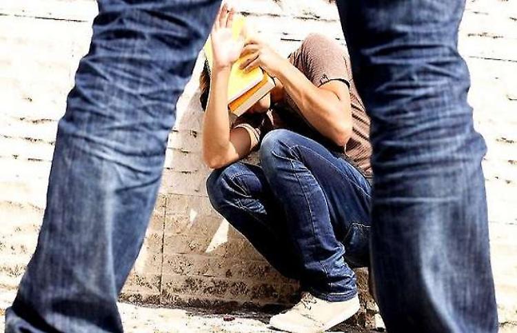 Bullismo, bimbo di 9 anni legato ad un albero e filmato