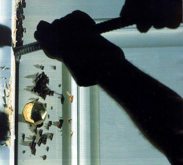 Vanno a pranzo dagli amici e i ladri ripuliscono la casa