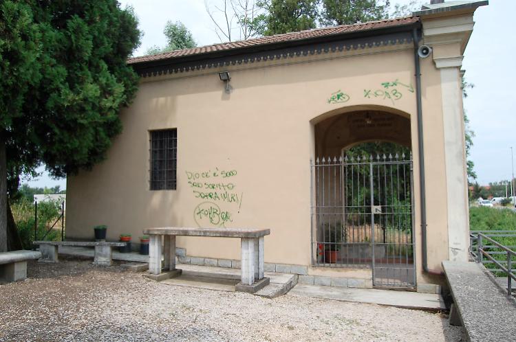 "Dio c'è è solo scritto sui muri"