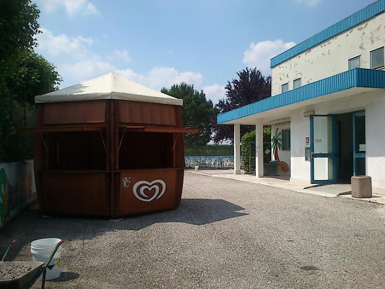Piscina comunale e oratorio, ladri e vandali