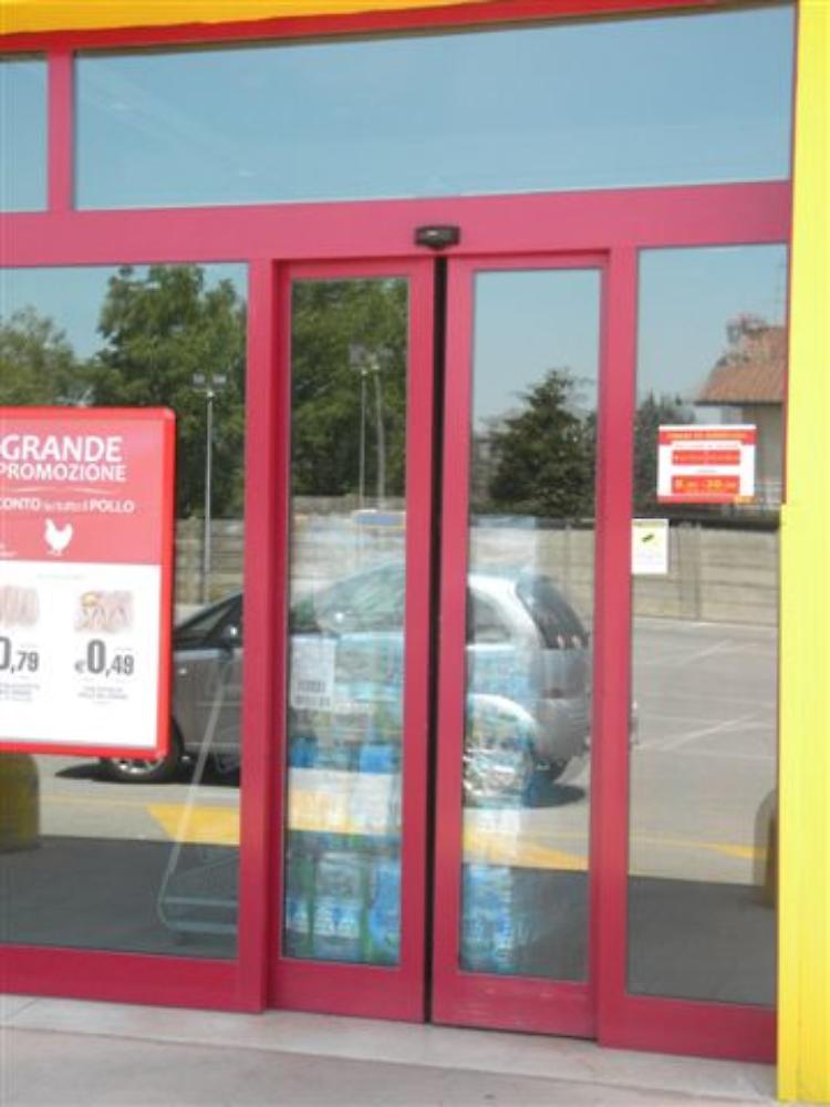 Ladri al Billa, l'allarme li fa scappare
