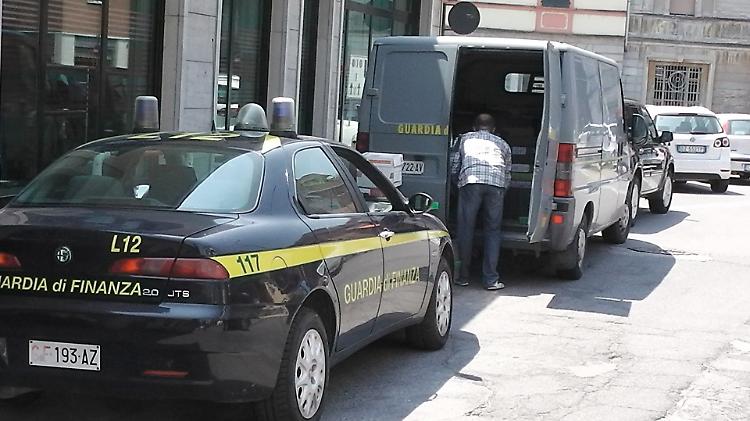 Estorsione e sfruttamento lavoro, arrestati 5 imprenditori