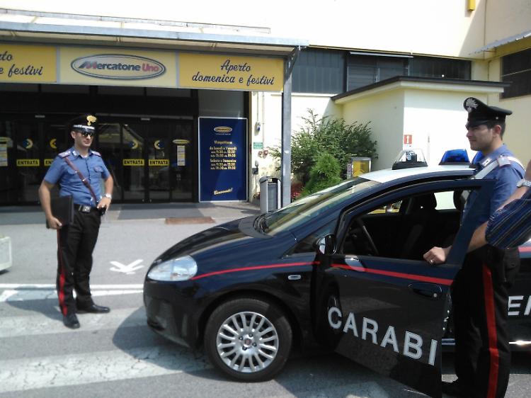 I carabinieri davanti al Mercatone Uno 