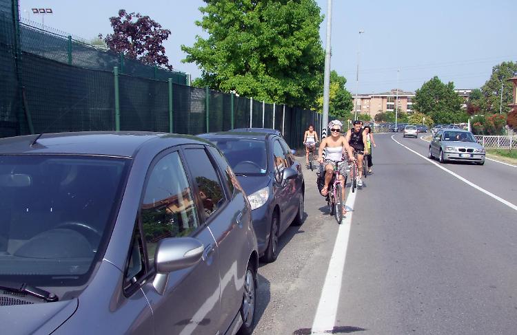 Parcheggi selvaggi in via del Picco