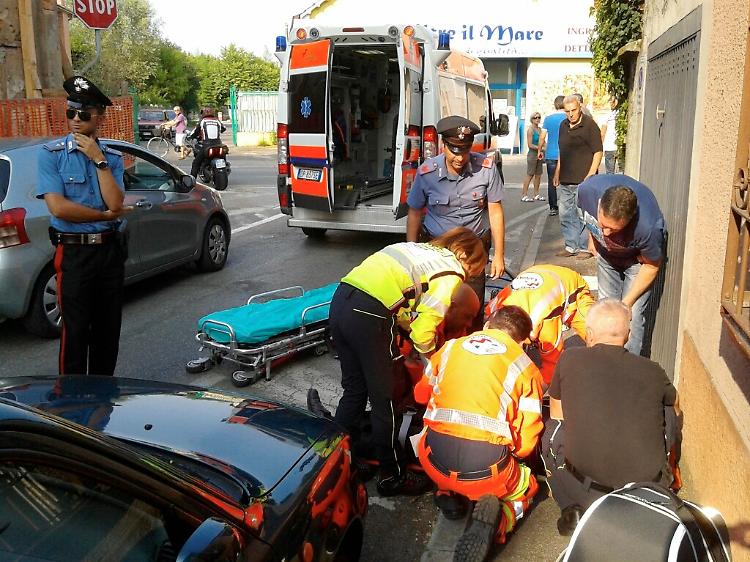 Perde l'equilibrio e cade, ferito ciclista