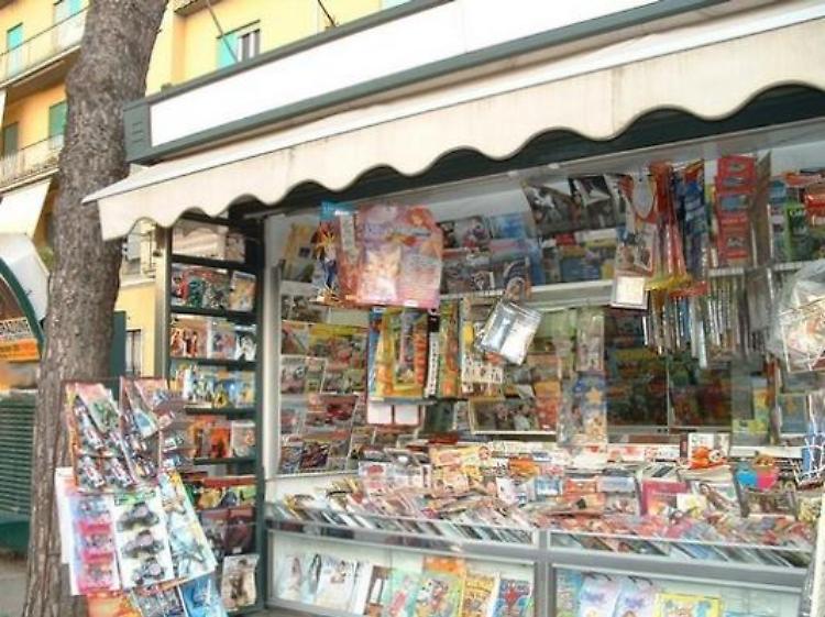 In paese solo la mia edicola Non posso mai fare vacanze