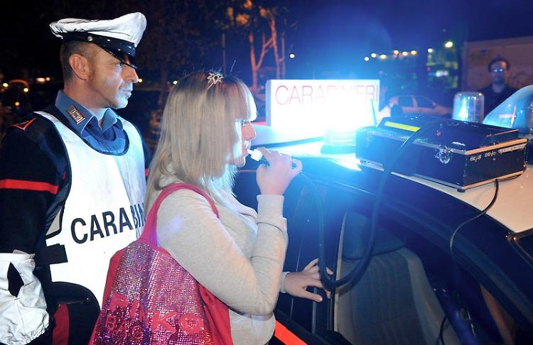 Controlli dei carabinieri con l'alcol test