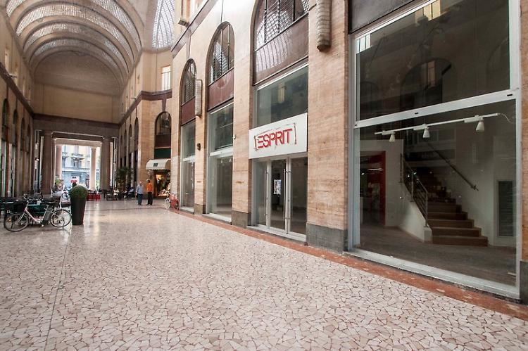 Coppia di anziani aggredita in Galleria XXV Aprile