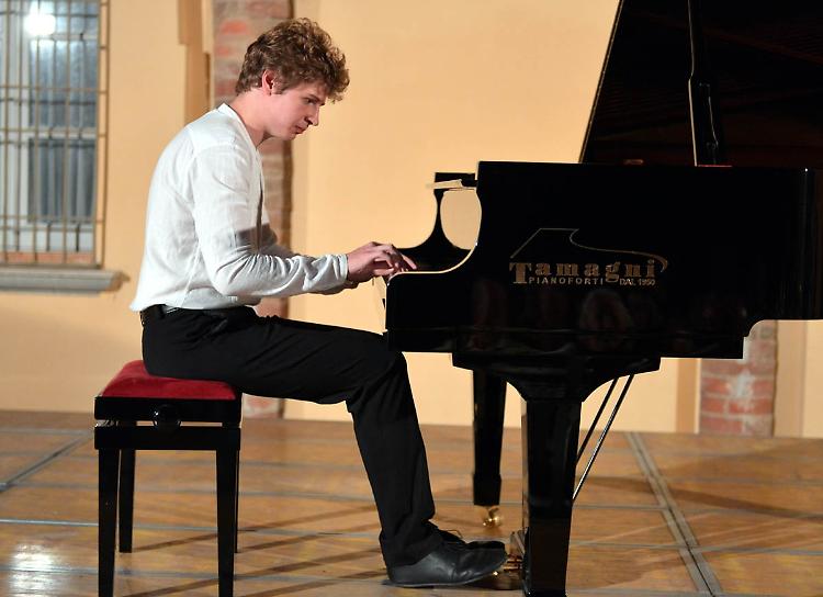 La platea del museo Diotti
si inchina al talento di Kolesnikov