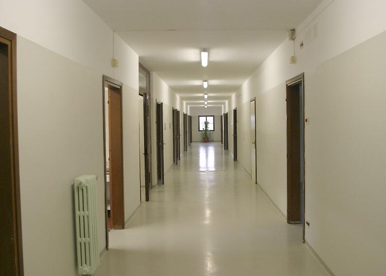 Detenuto dà fuoco alla cella, cinque agenti intossicati