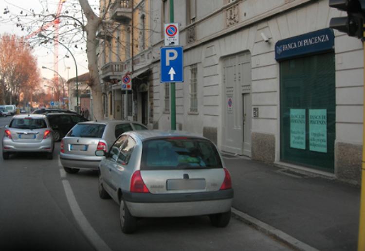 Parcheggi a lisca di pesce incompatibili con la sezione stradale di via dei Platani