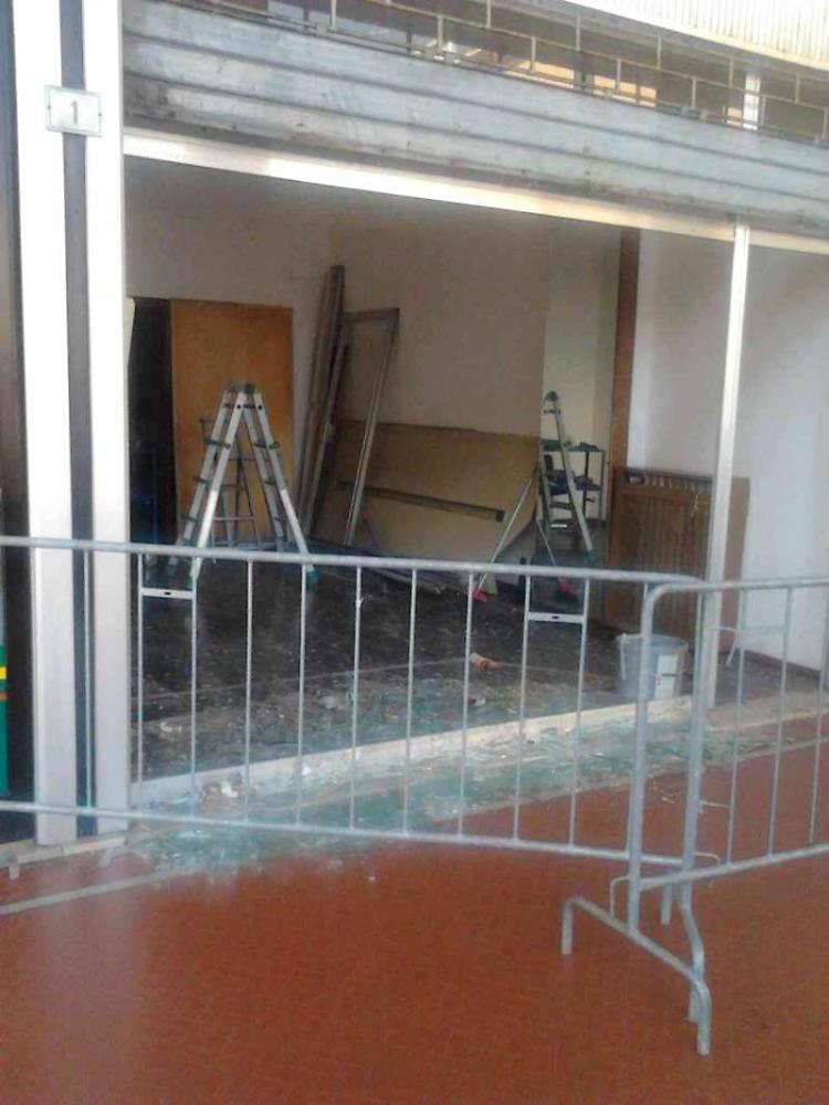 Tolgono una vetrina: cristalli in frantumi e operaio ferito