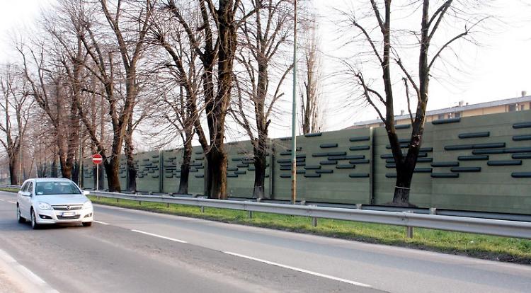 Barriere anti rumore, i residenti: 'Vibrano al limite della sopportazione'
