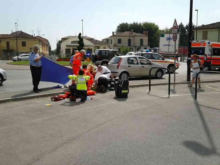 Donna si accascia in strada, un passante le pratica il primo massaggio cardiaco