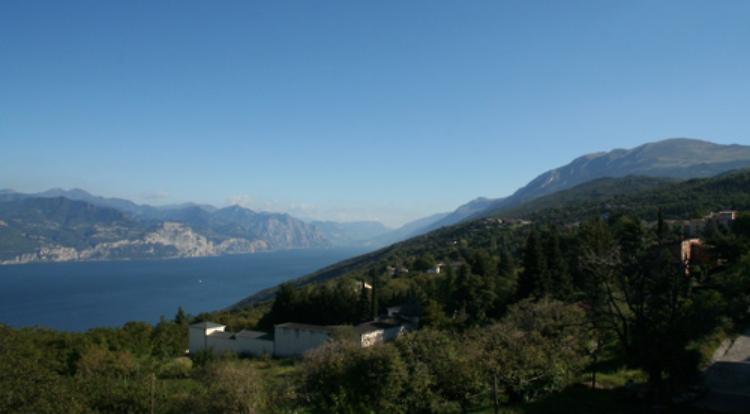 Sulle pendici del Baldo, all'orizzonte il Garda: sulla tavola birra di castagne