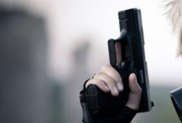 Scambia una coppia per ladri ed esplode tre colpi di pistola