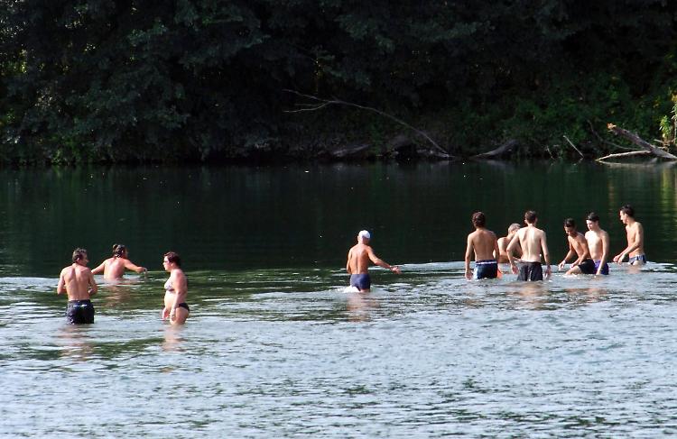 Bagnanti nel fiume Adda