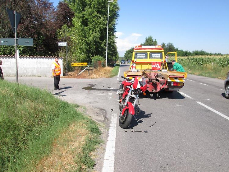 Scontro tra auto e moto, due feriti