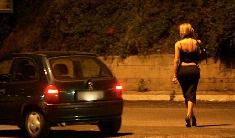 Un'auto si avvicina ad una prostituta