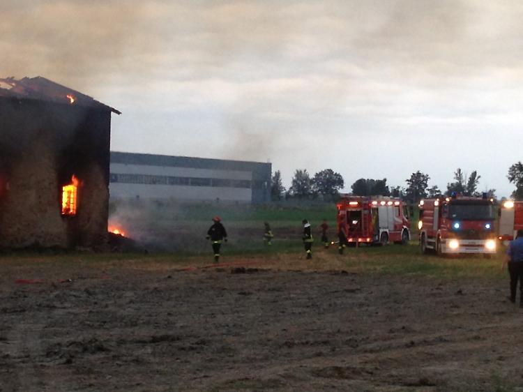Spaventoso incendio in cascina