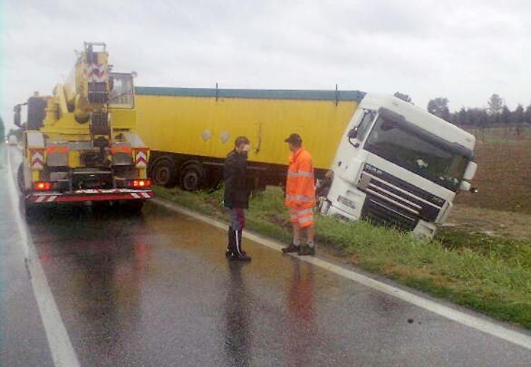 Autoarticolato fuori strada, autista ferito