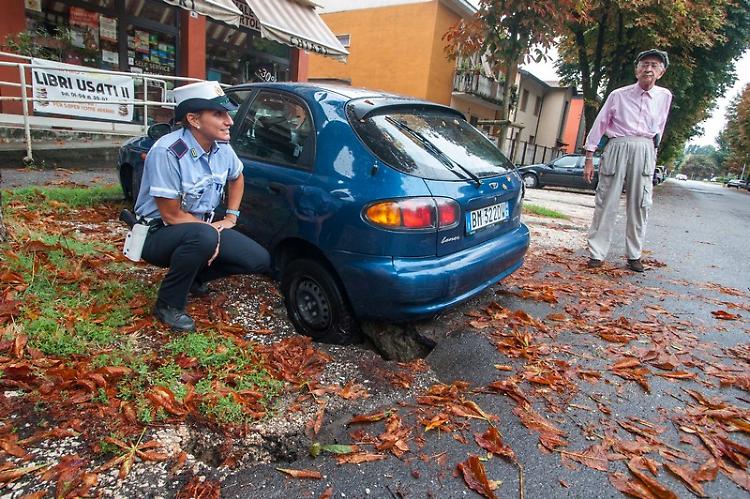 Il terreno cede, auto 'intrappolata'
